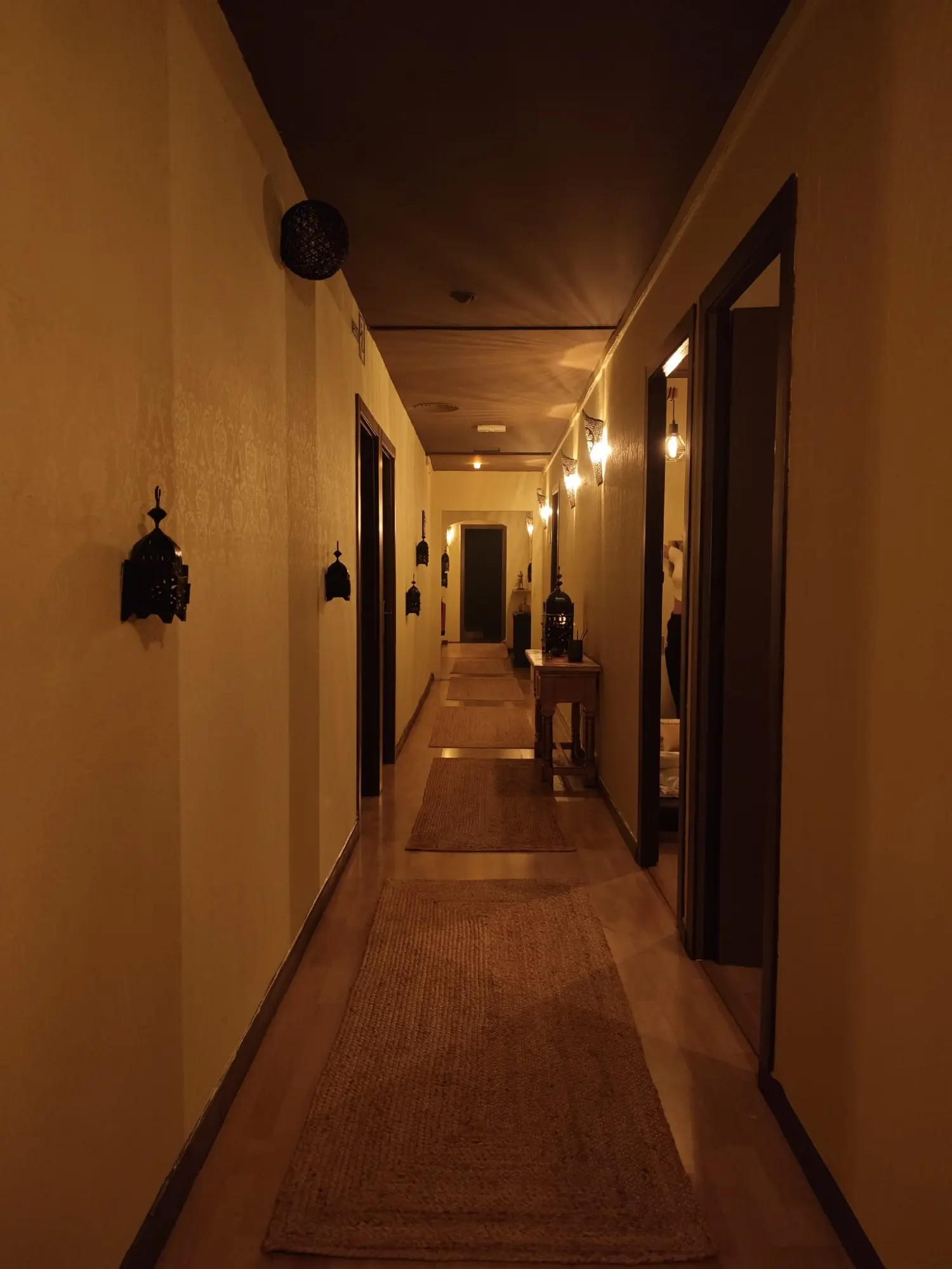 Pasillo interior del centro de masaje AMBAR en Eixample