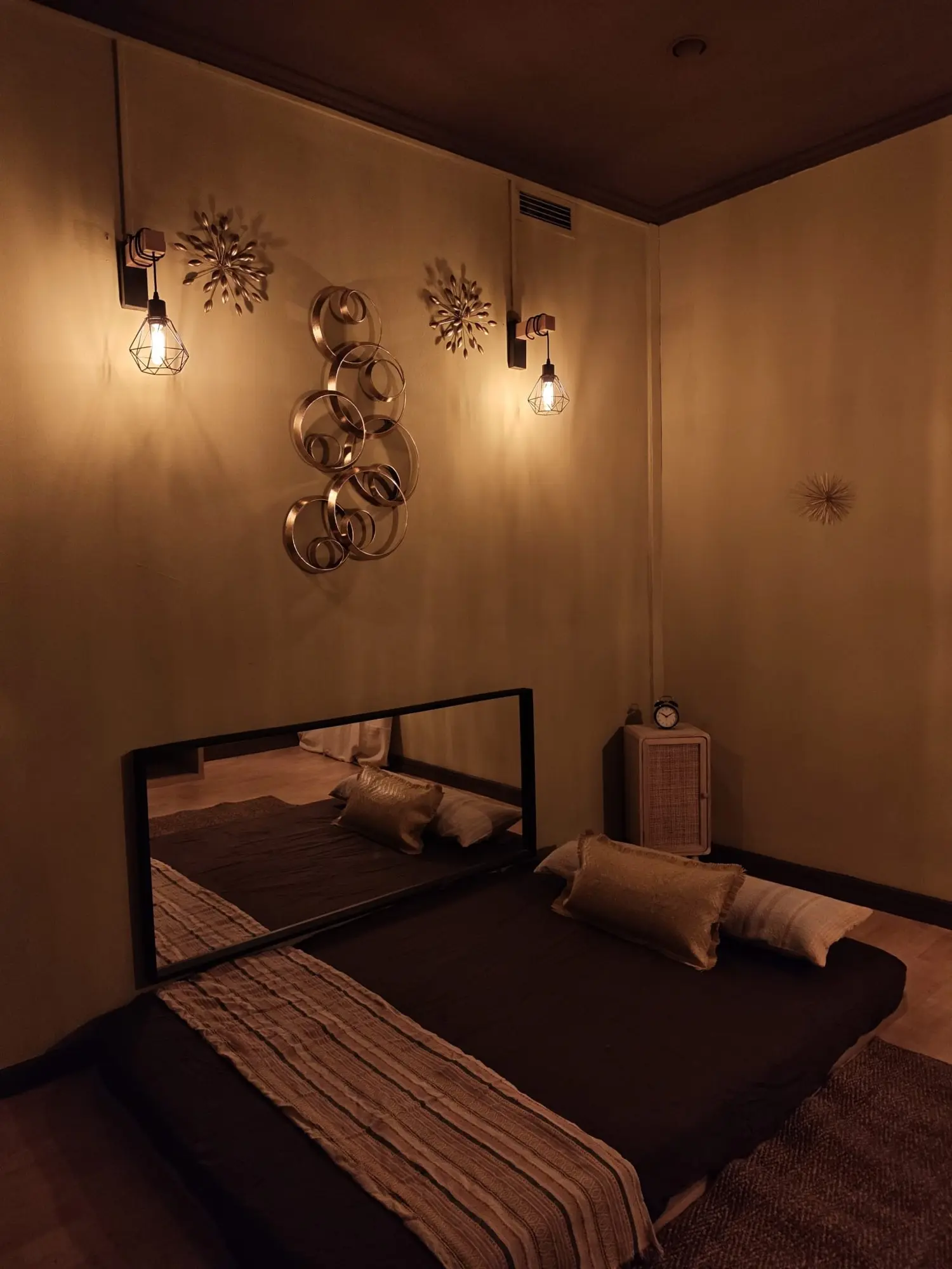 Sala privada preparada para masaje erótico en Barcelona