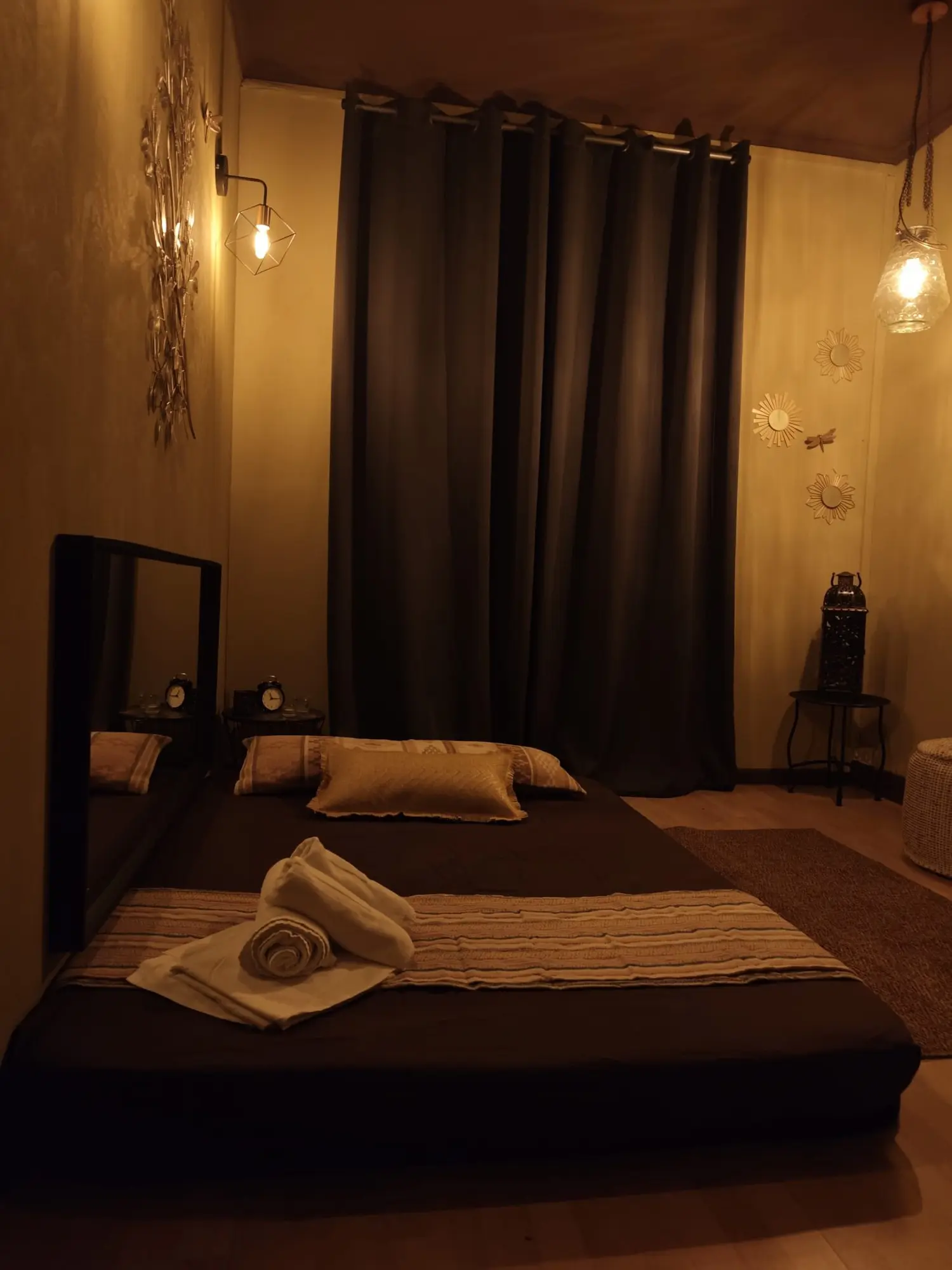 Sala privada de masaje preparada con luz calida en AMBAR Barcelona