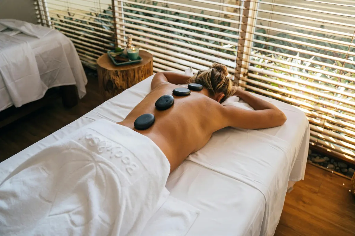 Toucher sensuel peau à peau et massage érotique à l'huile chaude